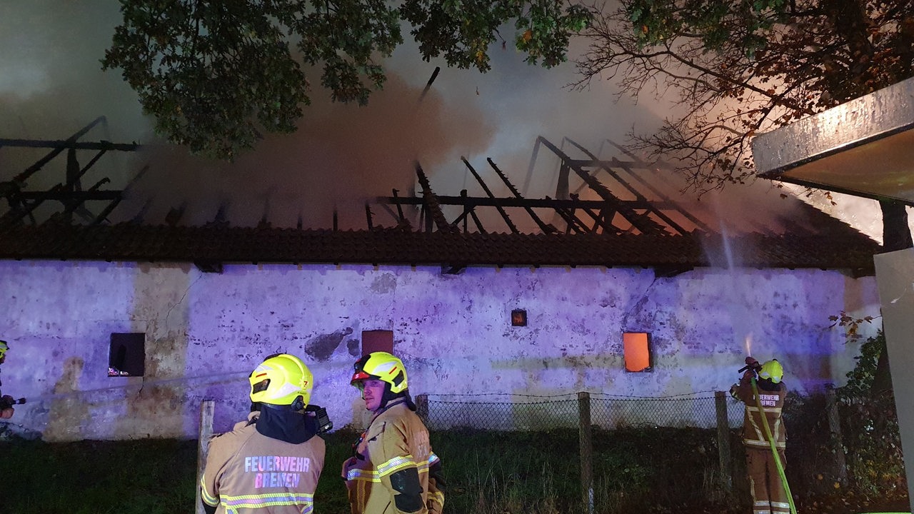 Feuerwehr löscht eine Lagerhalle