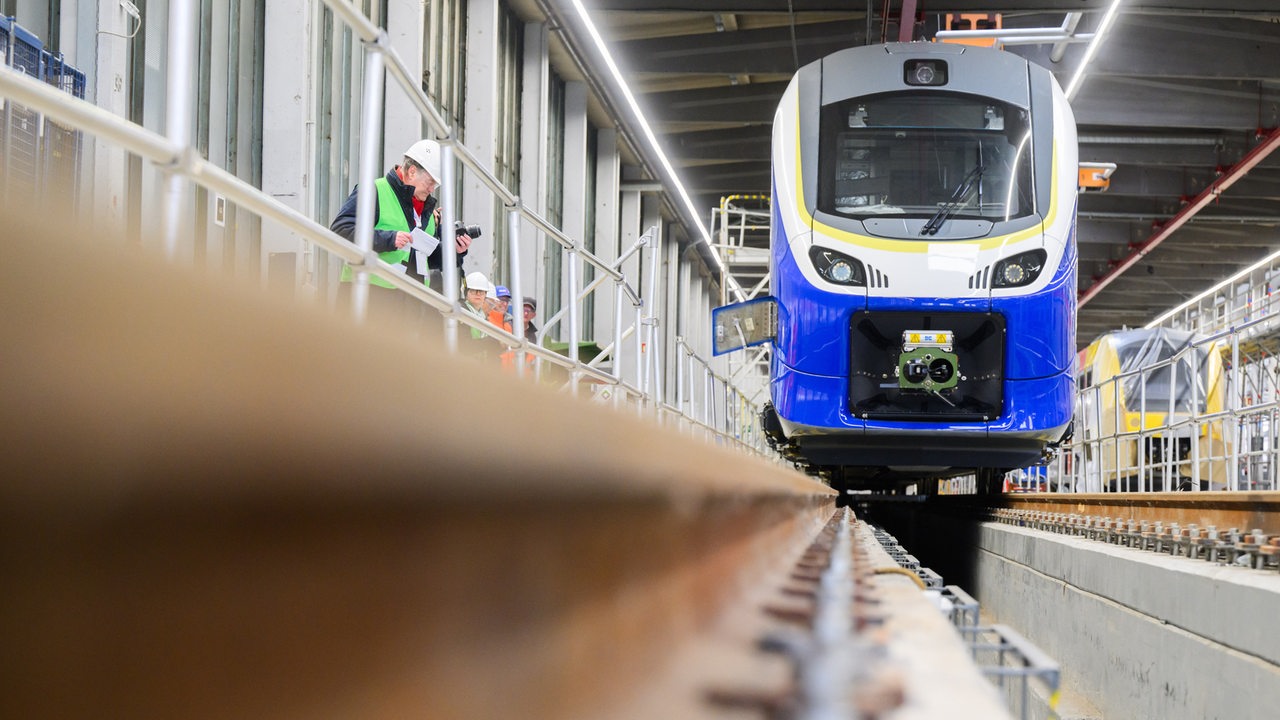 Ein Zug vom Typ Coradia Max steht in einer Produktionshalle des Zugherstellers Alstom. 